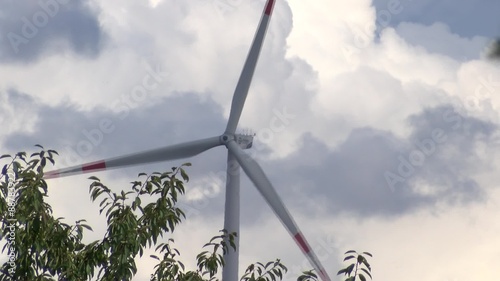 Windkraftanlage im Hamburger Hafengebiet
