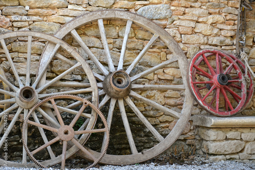 anciennes roues de charettes en bois