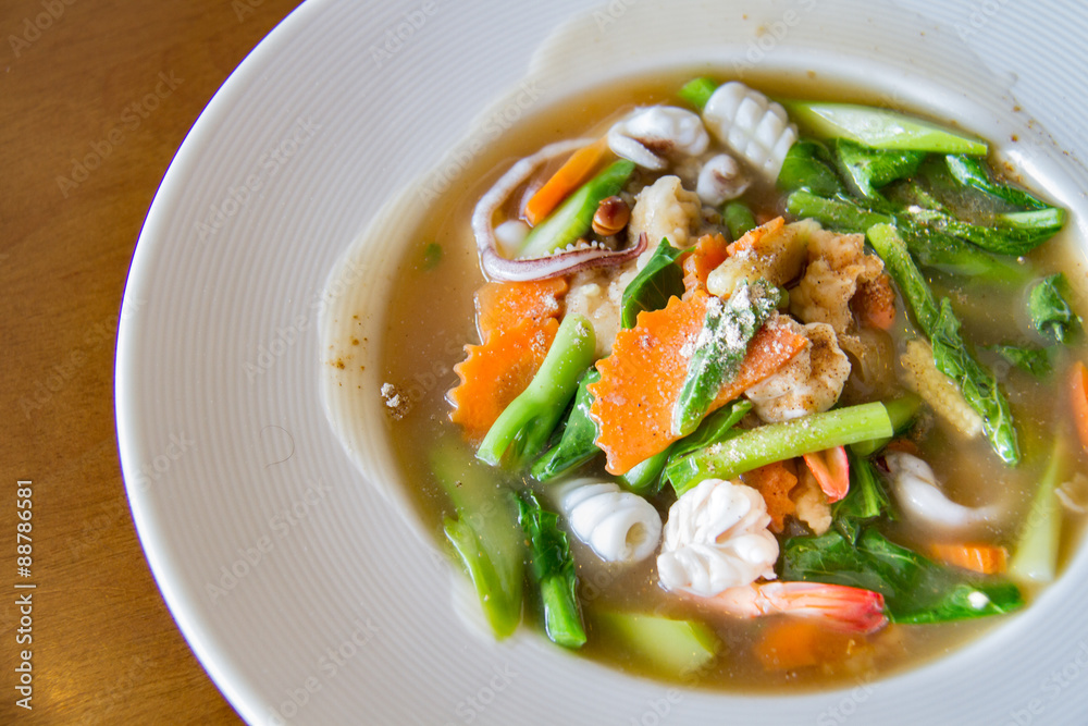 Fried noodle with seafood and broccoli