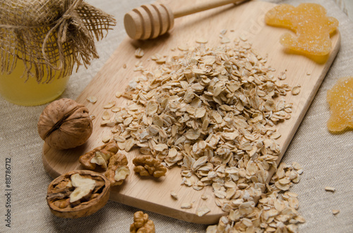 Oatmeal with honey and walnuts