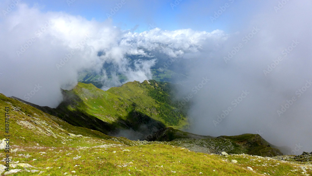 Karnischer Höhenweg – Schönwetter mit Nebel im Hochgebirge Karnischer Höhenweg – Schönwetter mit Nebel im Hochgebirge