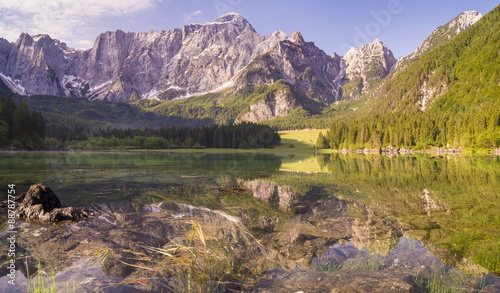 Fototapeta Naklejka Na Ścianę i Meble -  jezioro górskie w Alpach Julijskich,Laghi di Fusine 