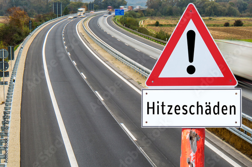 Achtung Hitzeschäden auf Autobahn photo