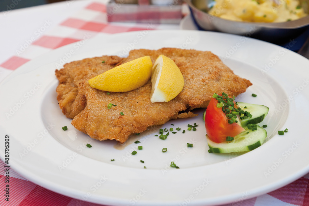 Nahaufnahme von panierte Cordon bleu vom Kalb mit Kartoffelsalat Nahaufnahme von panierte Cordon bleu vom Kalb mit Kartoffelsalat