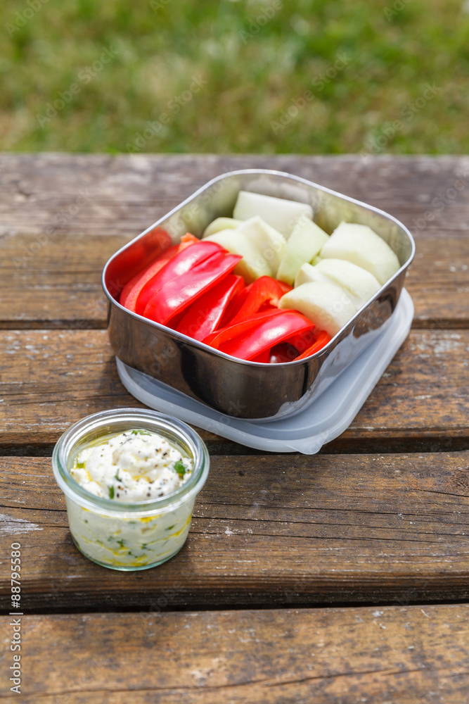 Picknick mit Leinöl-Kräuterquark-Dip und Gemüsesticks, Paprik Stock ...