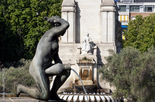 Cervantes Denkmal Plaza de Espana Madrid von hinten mit Brunnen