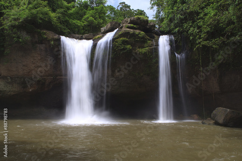 Fototapeta Naklejka Na Ścianę i Meble -  タイ・カオヤイ国立公園のヘオスワット滝