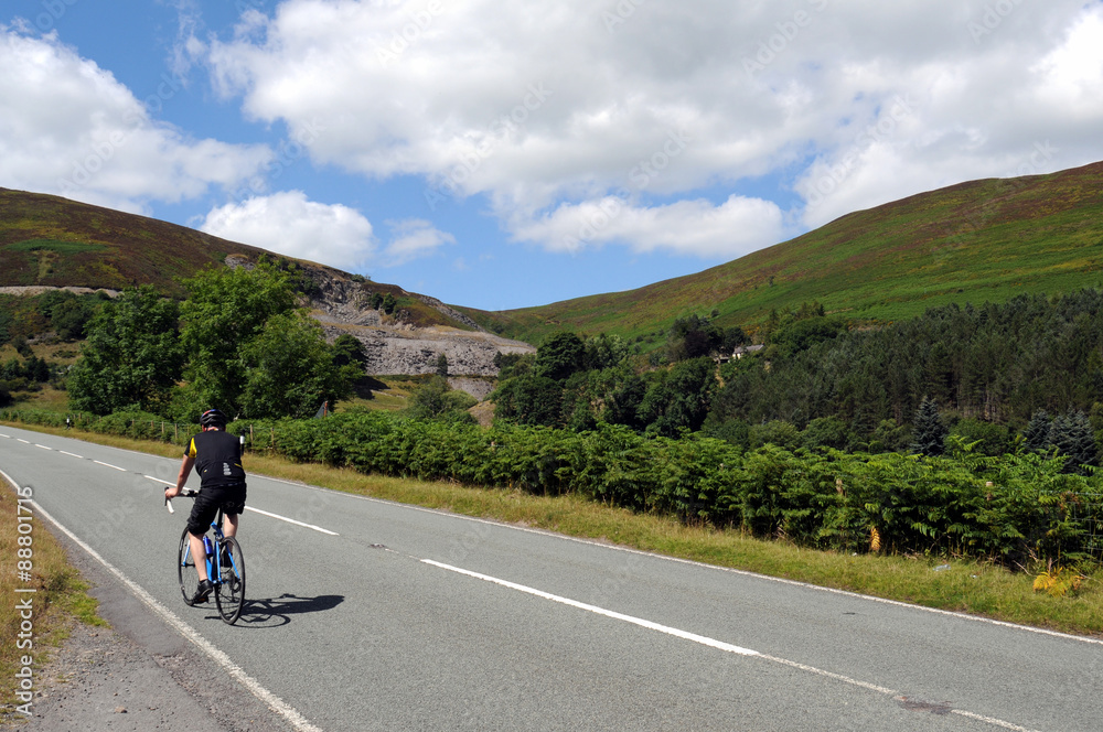 Fototapeta premium Cyclist On The Horseshoe Pass near Llangollen.