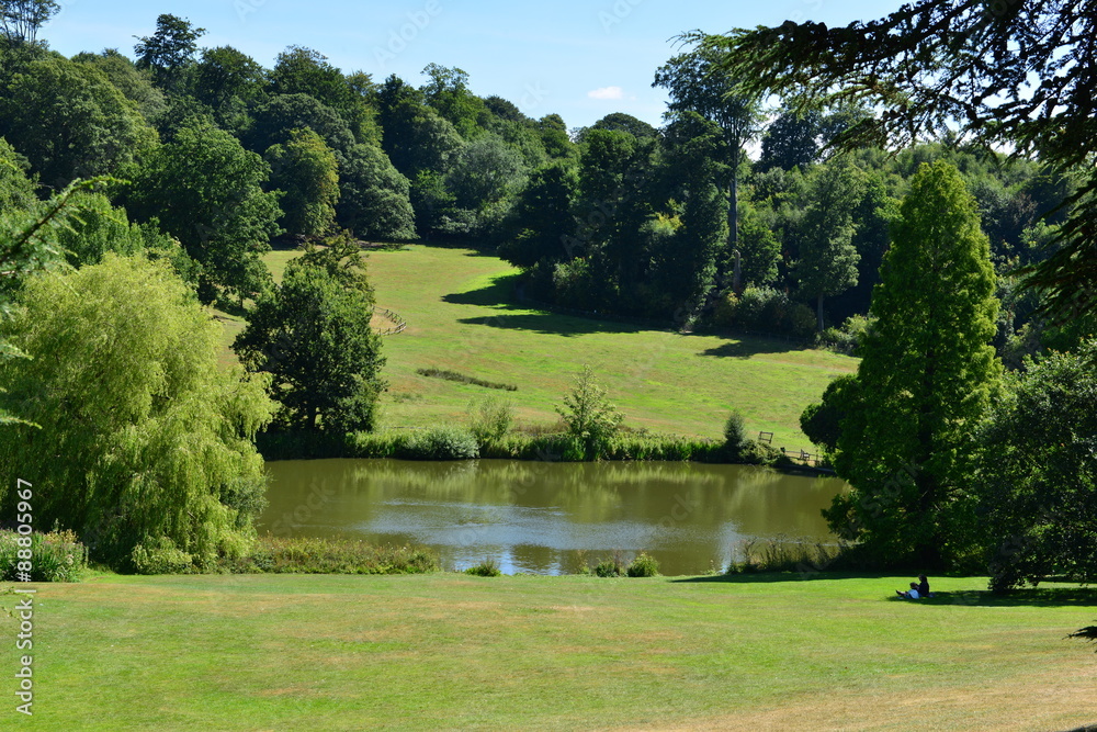Naklejka premium A lake at an English country estate in August,