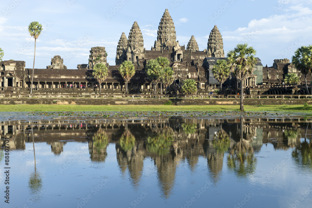 Wunschmotiv: Ancient temple complex of Angkor Wat reflecting in still water under blue sky #88807701