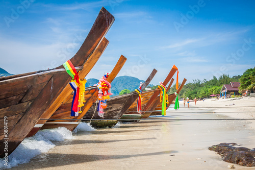 фотография Long boat and tropical beach, Andaman Sea,Phi Phi Islands,Thaila