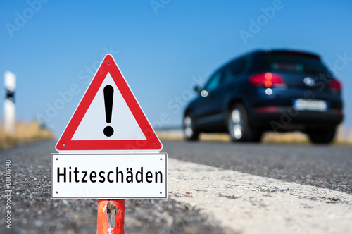 Achtung Hitzeschäden auf Fahrbahn 01 photo