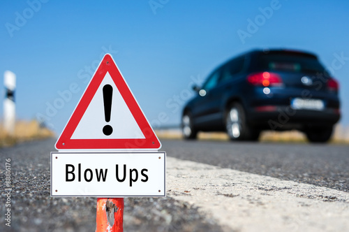 Achtung Blow Ups auf Fahrbahn 01 photo