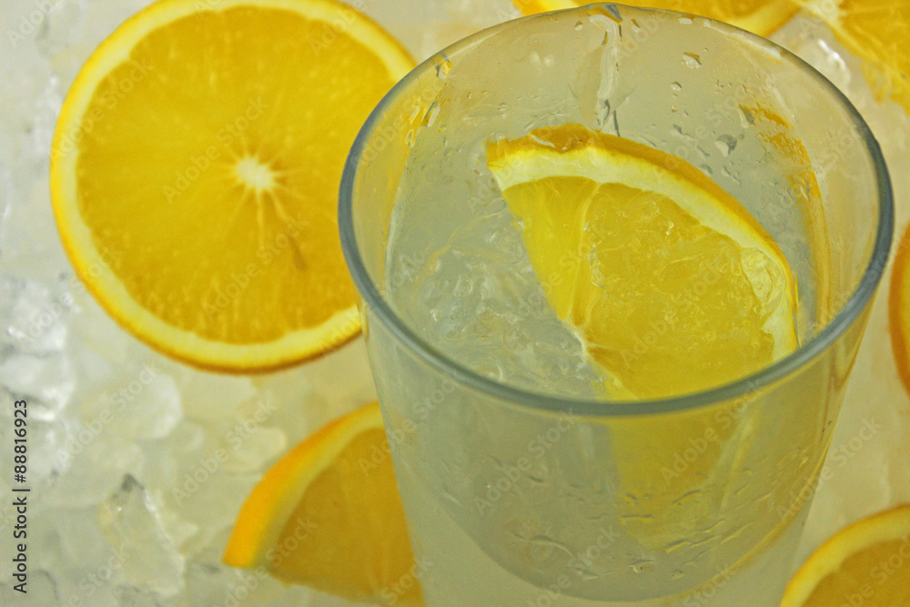 Glas mit Wasser, Crushed Ice, und Orangenscheiben