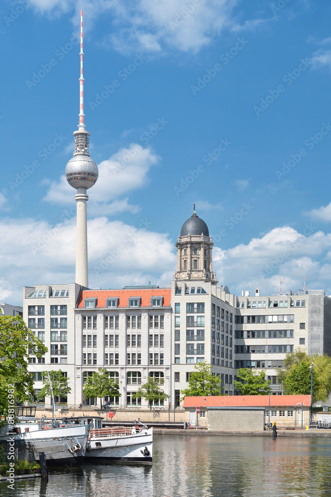 Blick von der Fischerinsel in Berlin auf den Fernsehturm