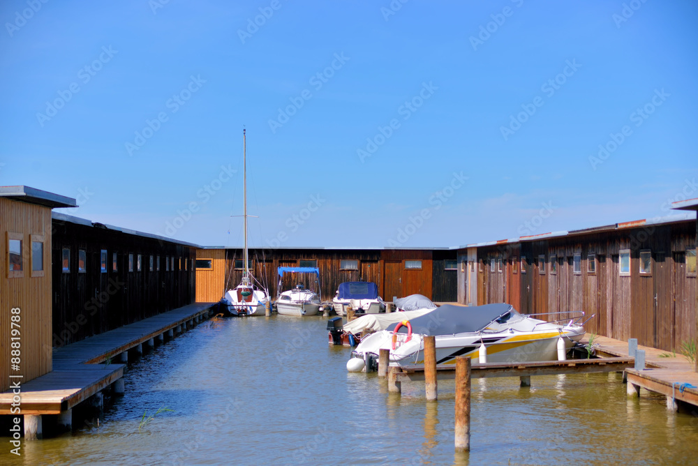 Bootshäuser aus Holz mit Booten am Neusiedlersee in Rust