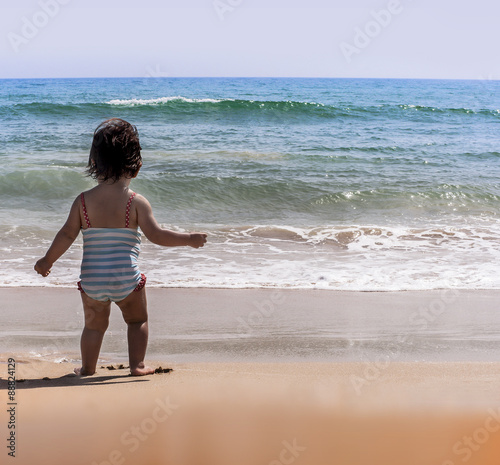 Niña en la orilla de la playa