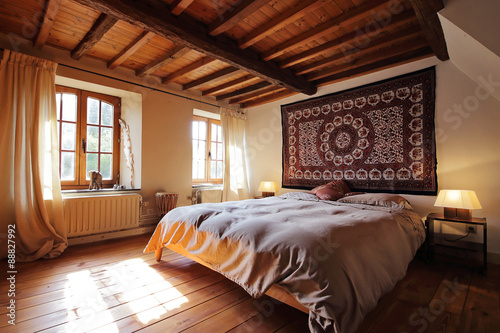chambre en Ardennes avec plafond en bois et poutres apparentes photo