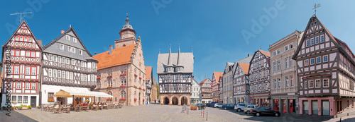 Marktplatz von Alsfeld in Hessen mit historischem Fachwerk-Rathaus