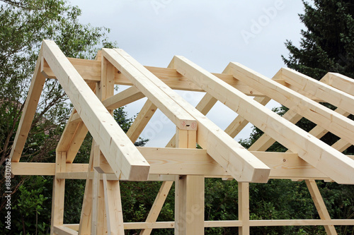 Holzgerüst mit Dachstuhl für den Neubau einer Holzgarage