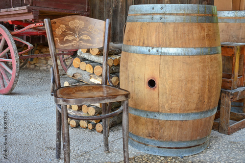 tonneau et chaise dans grange photo