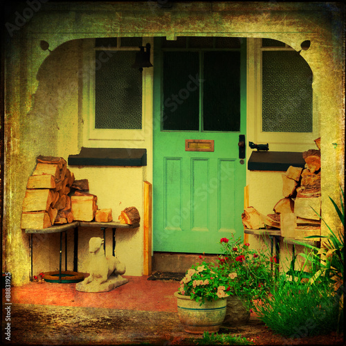 nostalgisch texturiertes Bild eines Eingangs eines alten Bauernhauses photo