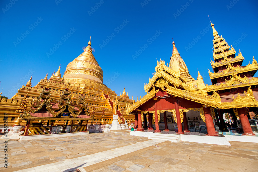 Fototapeta premium Shwezigon Paya, Bagan, Myanmar.