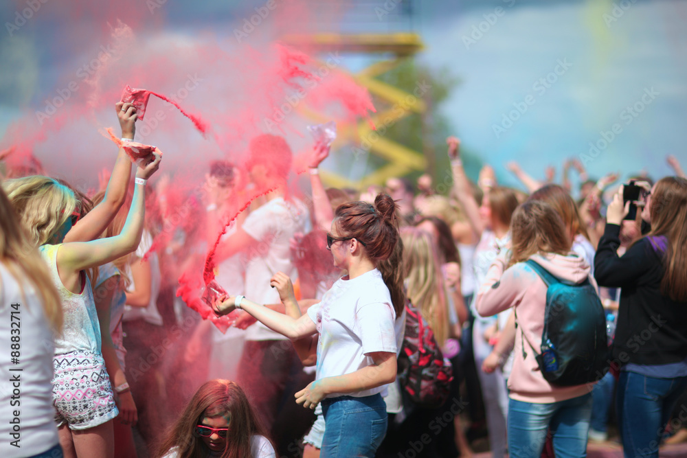 Obraz premium Young people celebrating spring at holi festival