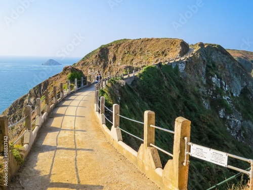 Fotografia La Coupee, an isthmus joining Great Sark and Little Sark in the Channel Islands