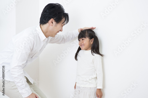 Foto 身長を測る親子