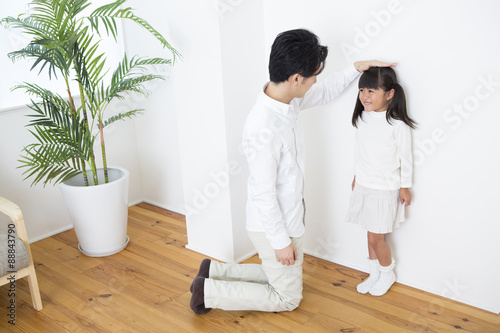 Canvastavla 身長を測る親子