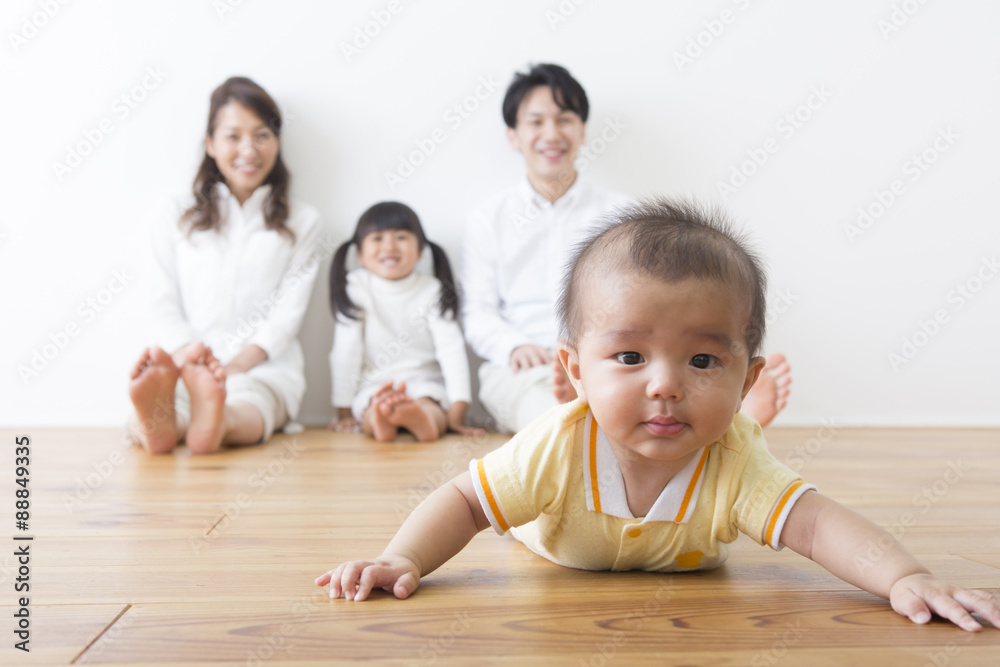 赤ちゃんを見守る家族 赤ちゃんを見守る家族