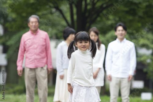 公園に立つ家族