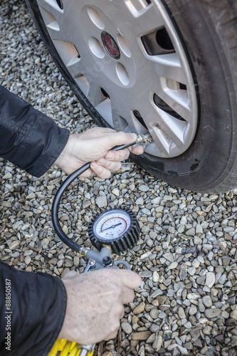 Mani che controllano la pressione dello pneumatico di un'automobile