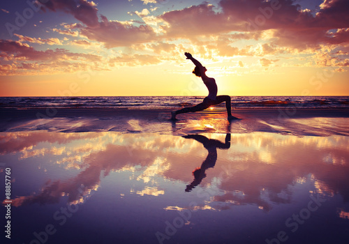 Photo woman practicing yoga