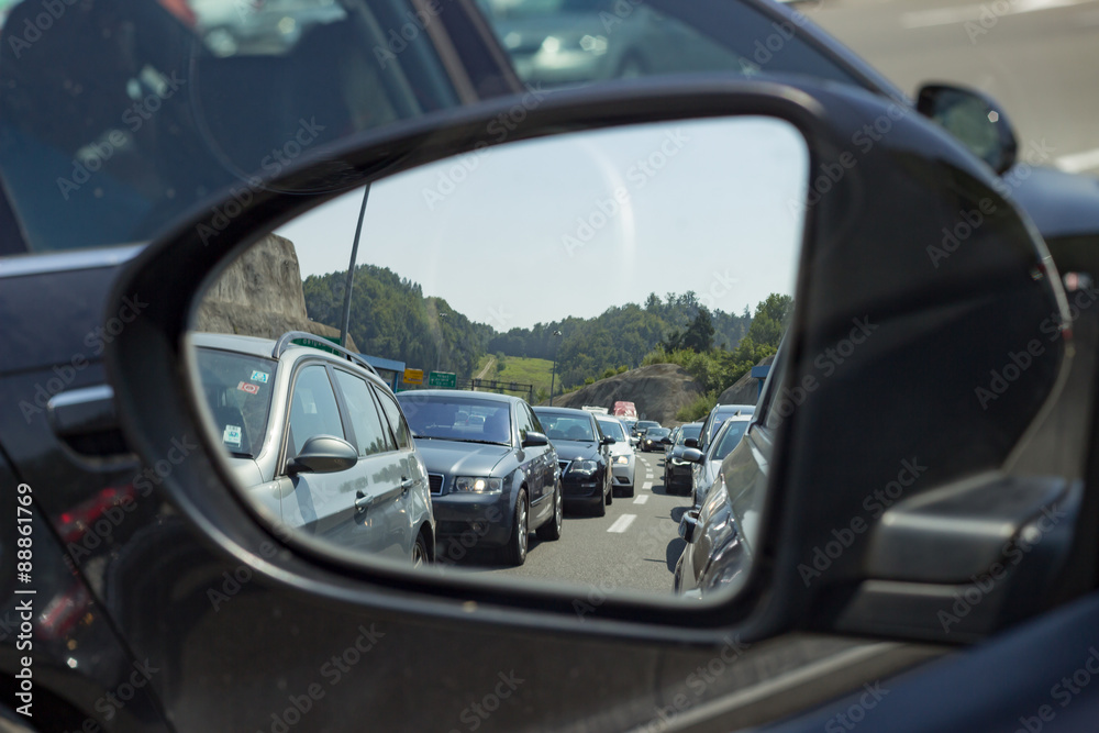 Reisewelle Stau auf der Autobahn - Blick im Rückspiegel