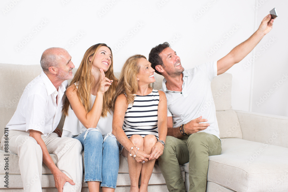 Obraz premium Familie macht einen Selfie mit Telefon