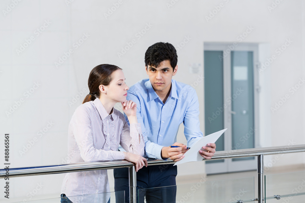 Obraz premium Guy and girl having dialogue