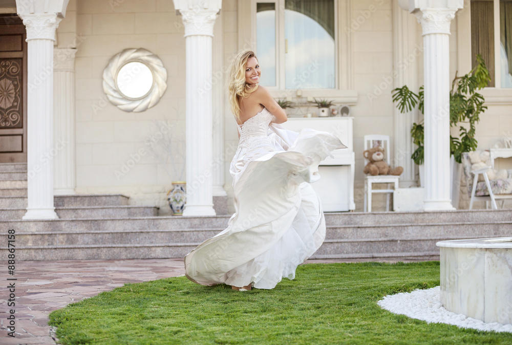 Obraz premium Gorgeous bride in wedding dress outdoors