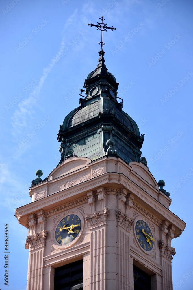 Kirchturm mit Turmuhr in Rust