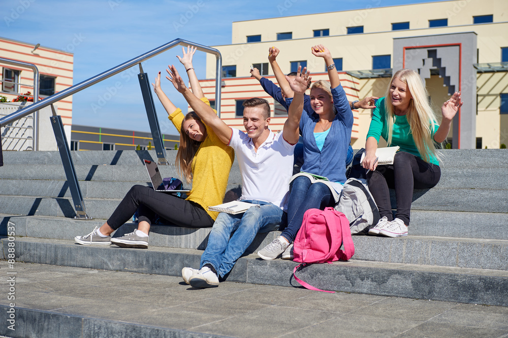 Obraz premium students outside sitting on steps