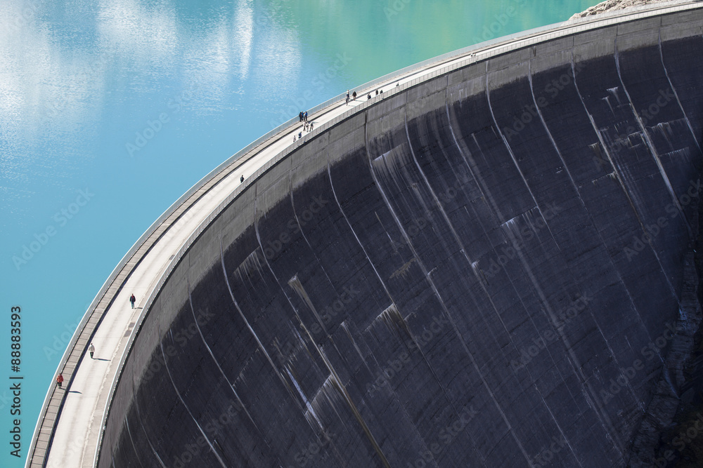 Naklejka premium Betonowa ściana zaporowa zbiornika wodnego Kaprun - Zell am See, Austria