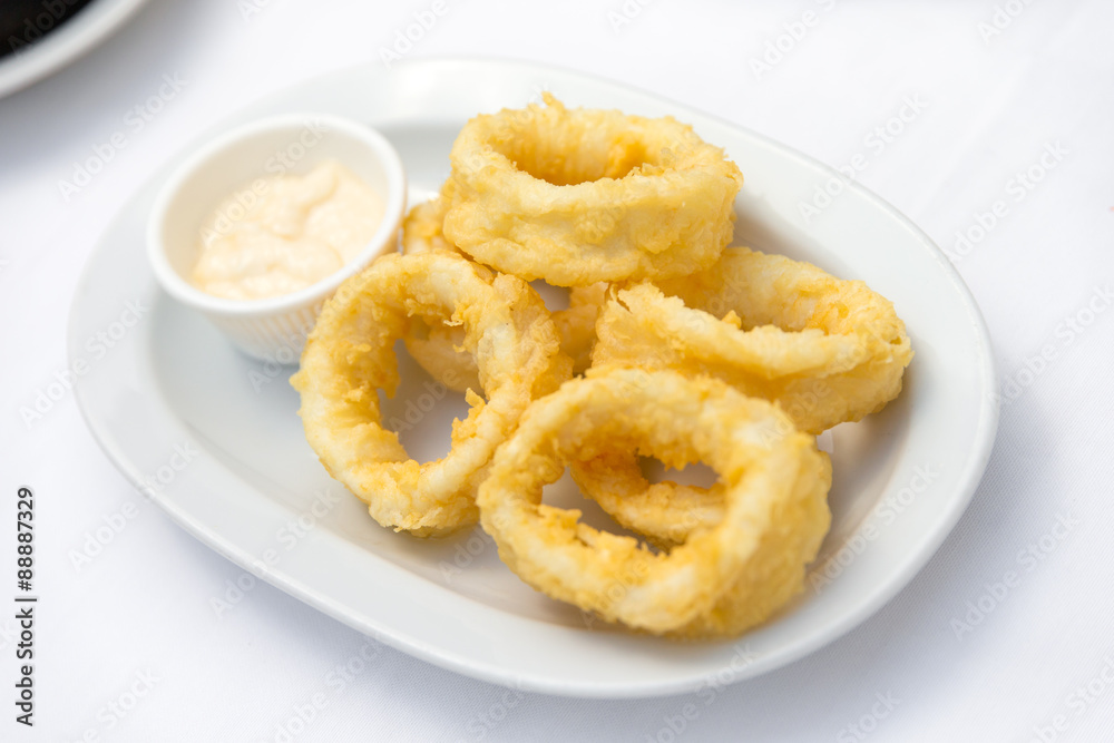 Panierte Calamari mit Knoblauchsoße Panierte Calamari mit Knoblauchsoße