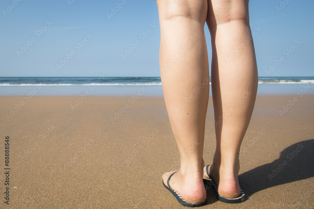 Φωτογραφία The legs and feet of a girl walking towards the indian ocean in Ponto Do Ouro, M