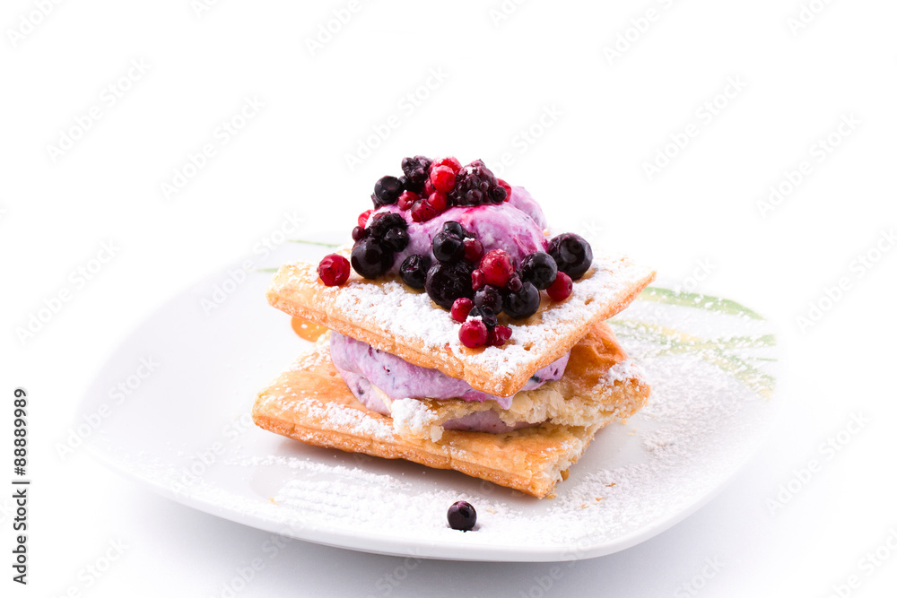 Ricotta ai frutti di bosco su pasta sfoglia Ricotta ai frutti di bosco su pasta sfoglia