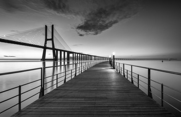 Tuinposter Zwart wit Vasco da Gama brug zwart-wit  © Henrique Silva