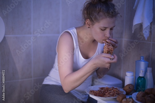 Konstfotografi Girl can not control hunger