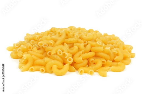 Φωτογραφία Pile of uncooked dry macaroni pasta isolated on a white background