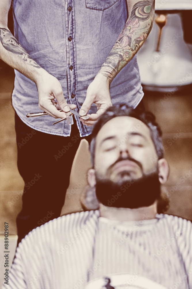Obraz premium barber hands choosing razor