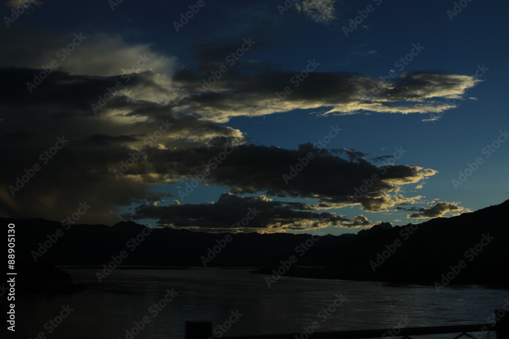 Naklejka premium Sunset on river in Tibet